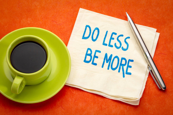 Do less, be more inspirational advice - Foto, Imagen