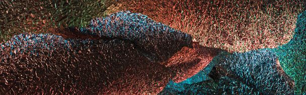 πανοραμικό πλάνο από αφηρημένο φόντο ασημένια κομμάτια με πολύχρωμο φωτισμό - Φωτογραφία, εικόνα