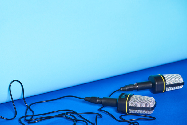 kopyalama alanı ile parlak ve renkli arka planda siyah mikrofonlar  - Fotoğraf, Görsel