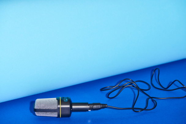 черный микрофон на ярком и красочном фоне с копированием пространства
  - Фото, изображение