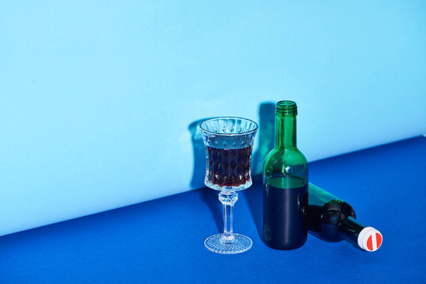 glas en flessen op heldere en kleurrijke achtergrond met Kopieer ruimte  - Foto, afbeelding