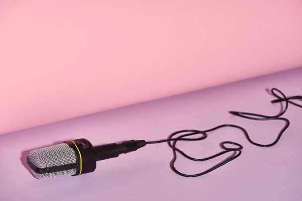 μαύρο μικρόφωνο σε φωτεινό και πολύχρωμο φόντο με χώρο αντιγραφής  - Φωτογραφία, εικόνα