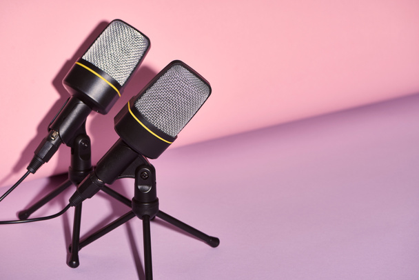 černé mikrofony na světlé a barevné pozadí s prostorem pro kopírování  - Fotografie, Obrázek