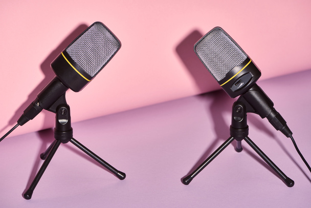 micrófonos negros sobre fondo brillante y colorido con espacio de copia
  - Foto, Imagen