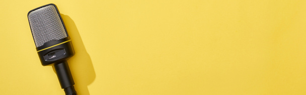 πανοραμική βολή του μικροφώνου σε φωτεινό και πολύχρωμο φόντο  - Φωτογραφία, εικόνα