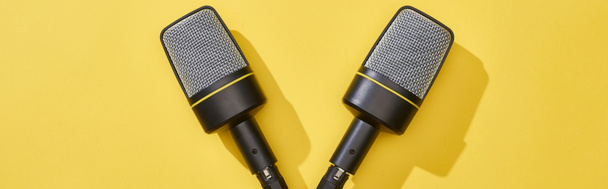 Panoramaaufnahme von Mikrofonen auf hellem und farbenfrohem Hintergrund  - Foto, Bild