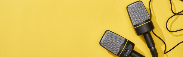 панорамный снимок микрофонов на ярком и красочном фоне
  - Фото, изображение