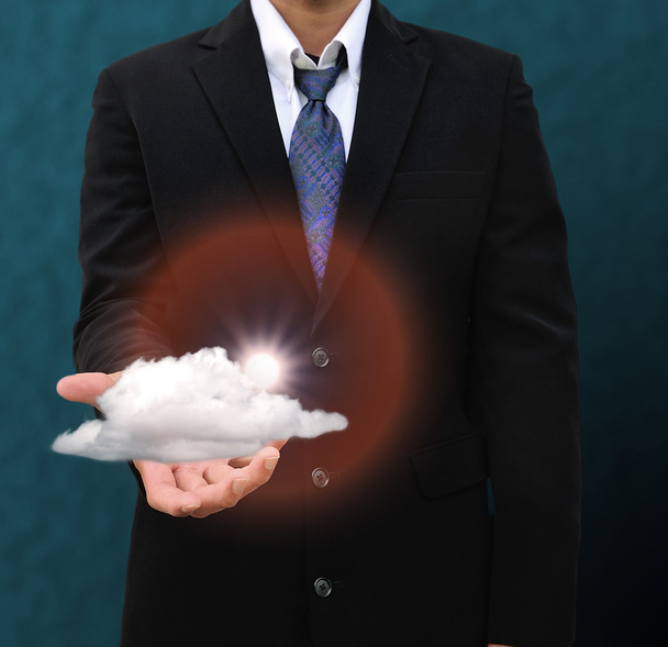 Бизнесмен держит облако на голубом небе с облаками
 - Фото, изображение