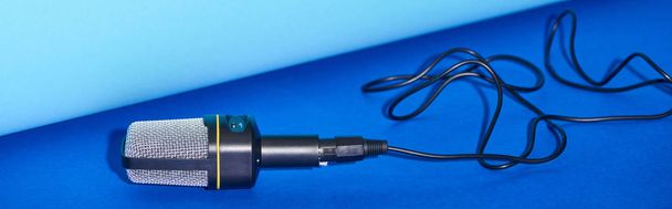 renkli arka plan üzerinde tel ile siyah mikrofon panoramik çekim  - Fotoğraf, Görsel