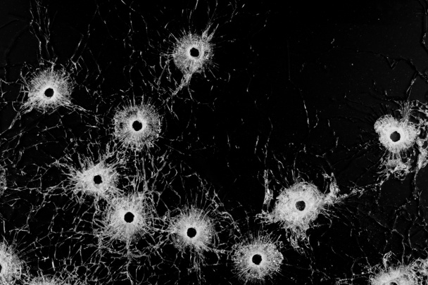 Los agujeros de bala se cierran aislados en negro
 - Foto, Imagen