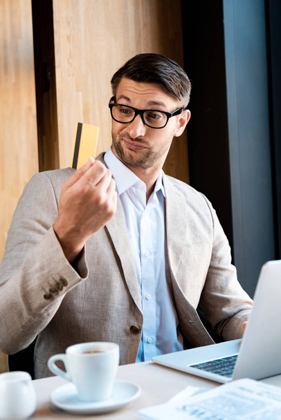 businessman in glasses with credit card and laptop in cafe - Foto, Imagem