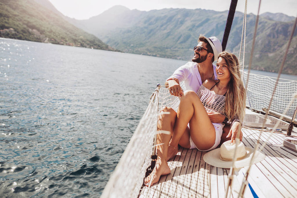 Любящая пара проводит счастливое время на яхте в море. Роскошный отдых
 - Фото, изображение