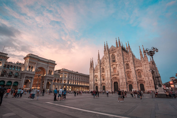 Mediolan, Włochy - 14.08.2018: Katedra w Mediolanie, Duomo di Milano, Ita - Zdjęcie, obraz