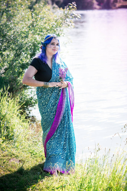 Girl in a sari near the lake - Fotoğraf, Görsel