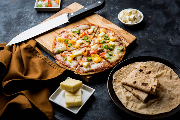 Чапаті піца з використанням залишків рота/Paratha з сиром, овочами, панір і ковбасою - Фото, зображення