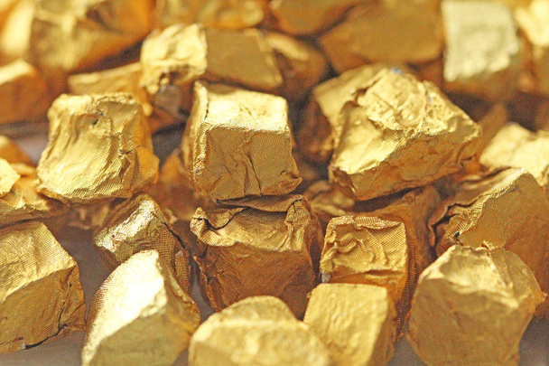 Goldener Hintergrund. Barren oder Nuggets aus reinem Gold. Blattgold. te - Foto, Bild