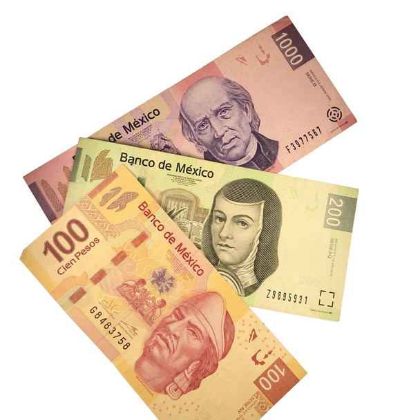 Een groep van Mexicaanse peso rekeningen geïsoleerd op witte achtergrond - Foto, afbeelding