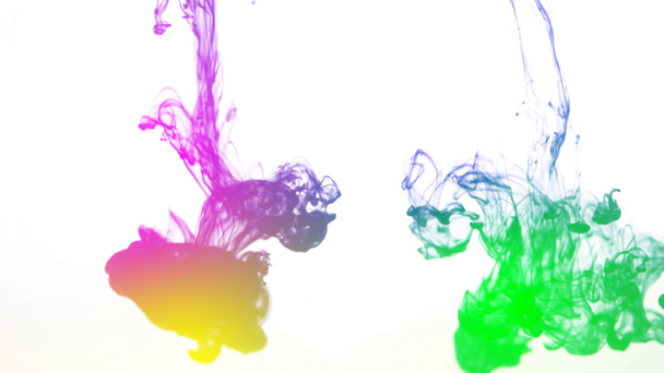 abstraktní fialový inkoust ve vodě, samostatný - Záběry, video