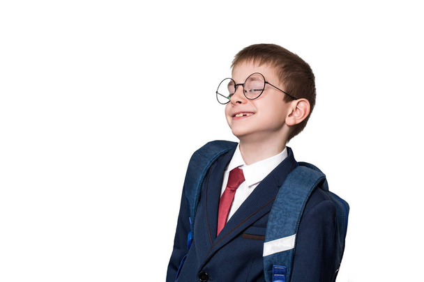 Portré egy kíváncsi iskolás egy öltöny, szemüveg és egy hátizsákot. Iskolai koncepció. Elkülöníteni - Fotó, kép