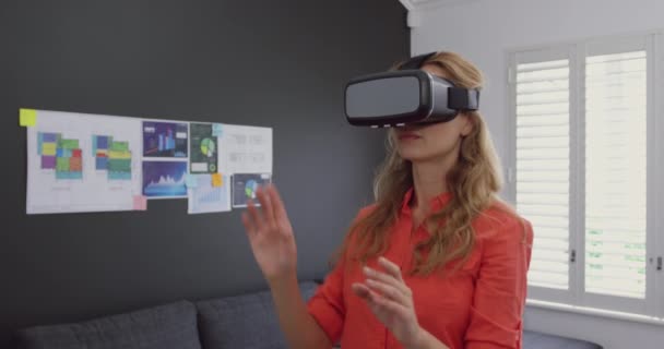 Front view of Caucasian female executive using virtual reality headset in a modern office. She is gesturing 4k - Filmagem, Vídeo