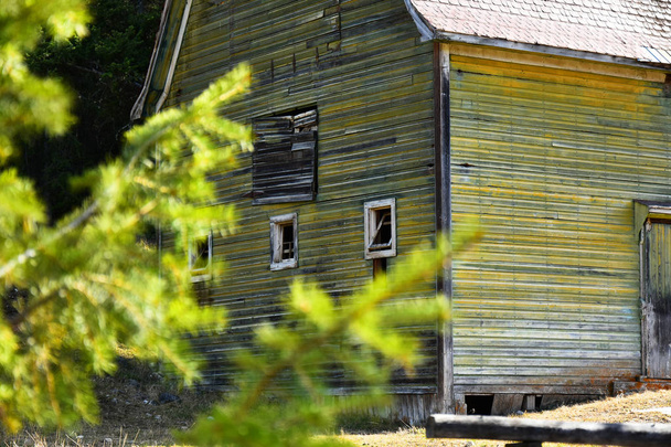 Зображення старого дерев'яного сільськогосподарського сараю з вицвілою жовтою фарбою
.  - Фото, зображення