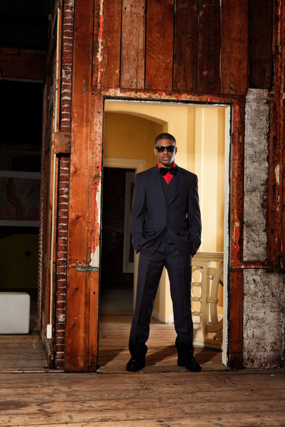 moda retro afroamericano novio vistiendo traje negro y corbata y
 - Foto, Imagen