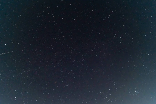 Undereexposed noite céu foto de luz baixa. Muitas estrelas e constelações no céu escuro. Foto stock de céu profundo
. - Foto, Imagem