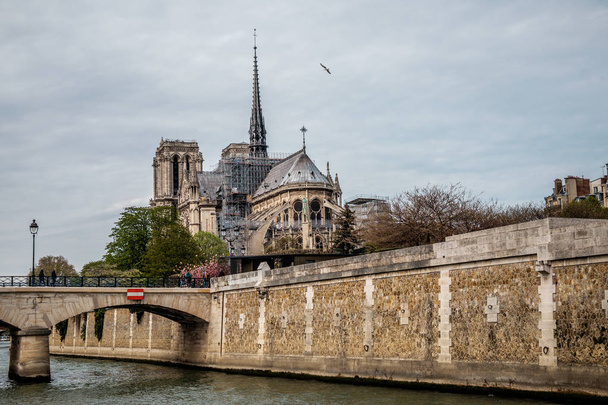 Καθεδρικός ναός Notre Dame και ποταμός Σηκουάνα στο Παρίσι, Γαλλία - Φωτογραφία, εικόνα