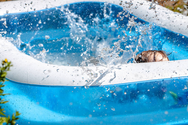 Junge ertrinkt im Sommer im Schwimmbad - Foto, Bild