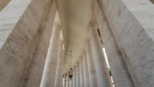 Grote beroemde beroemde colonnade van de Sint-Pietersbasiliek in Vaticaanstad in Italië - Video