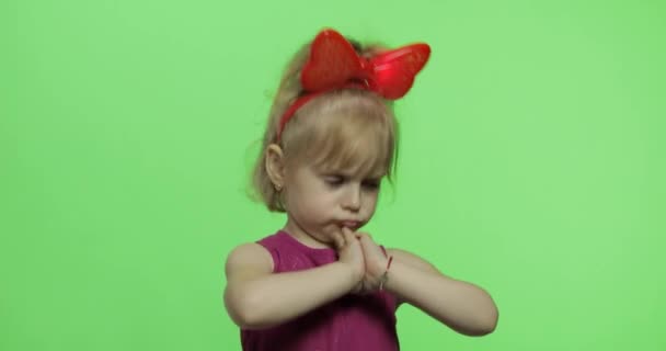 Κορίτσι με μωβ φόρεμα που χορεύει. Ευτυχισμένο παιδί. Πλήκτρο αποχρώσεων - Πλάνα, βίντεο