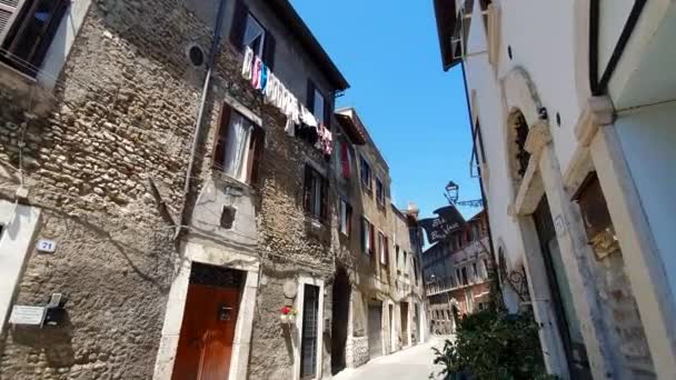 Spacer po małych, starych, opuszczonych ulicach Włoch. Spacer turystyczny w słoneczny dzień - Materiał filmowy, wideo