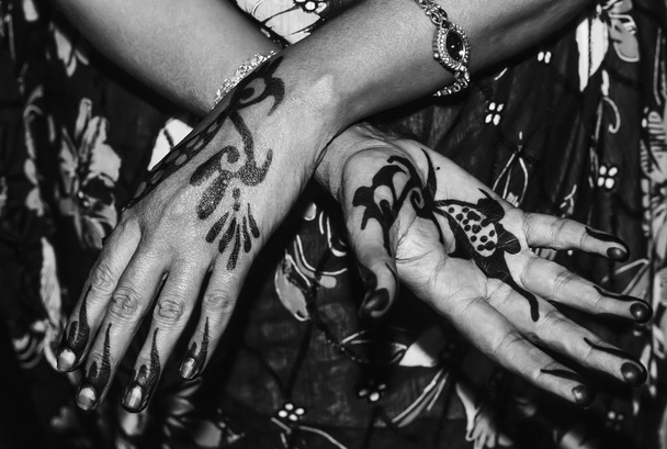 Mãos pintadas de mulher muçulmana
 - Foto, Imagem