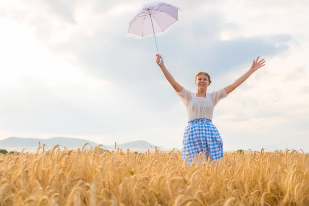 Girl  in a field of wheat - Foto, afbeelding