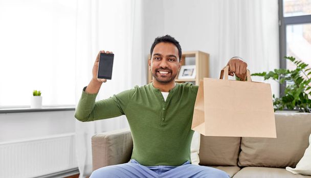 indian man using smartphone for food delivery - Foto, imagen