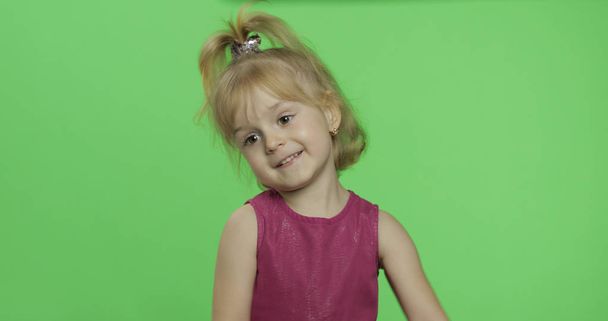 Pozytywna blond dziewczyna w fioletowej sukni. Szczęśliwego czworo-letniego dziecka. Klucz chrominancji - Zdjęcie, obraz