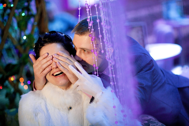 наречений закриває очі нареченій
 - Фото, зображення