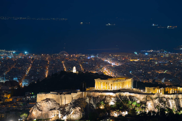 Nocny widok na Akropol w Atenach w Grecji. Słynne miejsce turystyczne. - Zdjęcie, obraz