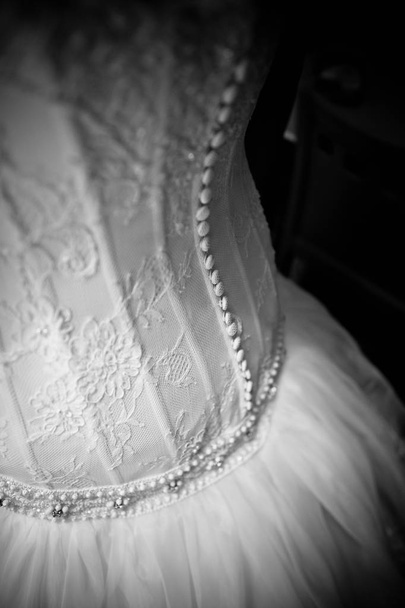 Detalhe do vestido de noiva de uma mulher, com bonito e complicar
 - Foto, Imagem