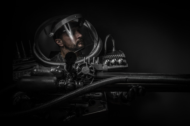 Astronaute, guerrier fantastique avec une énorme arme spatiale
 - Photo, image