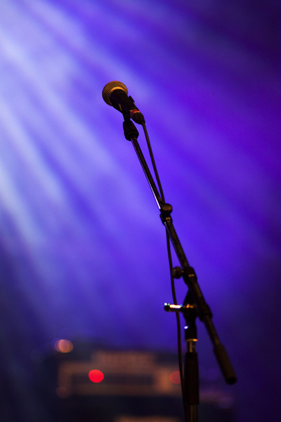 Micrófono en luces de escenario - Foto, Imagen