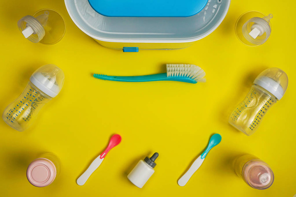 Baby sterilizer brush with plastic feeding accessories - Foto, afbeelding