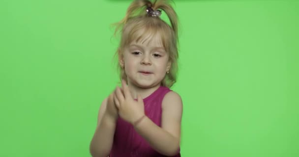Chica en vestido púrpura dice algo. Feliz niño de cuatro años. Clave de croma
 - Imágenes, Vídeo