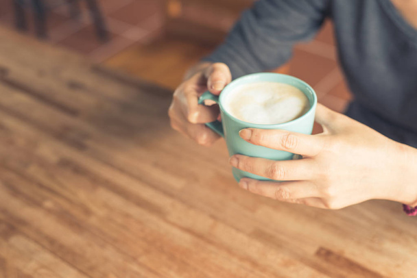 mulher segurar uma xícara de um café
 - Foto, Imagem