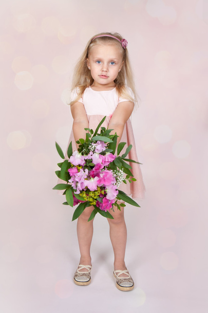 Kislány virágokkal - Fotó, kép