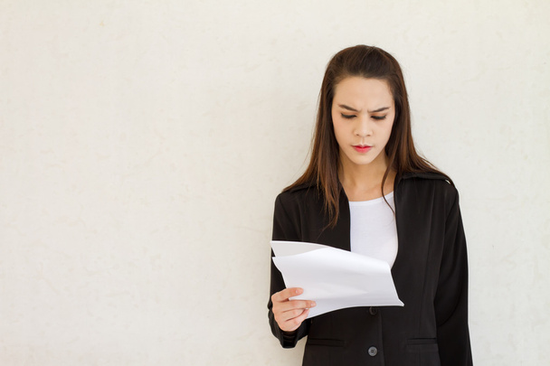 женщина бизнес-руководитель, глядя на документ со стрессом
 - Фото, изображение