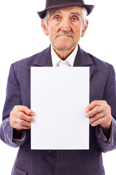 Uomo anziano serio con un foglio bianco vuoto
 - Foto, immagini