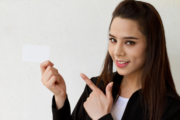 Negocio sonriente mujer ejecutiva con la mano sosteniendo y apuntando a la tarjeta en blanco
 - Foto, Imagen