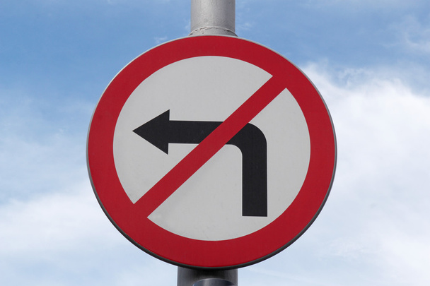Дорожній знак не повертає ліворуч на блакитне небо
 - Фото, зображення