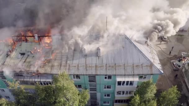 Brandende dak van een residentiële hoogbouw, wolken van rook uit het vuur. Top View - Video